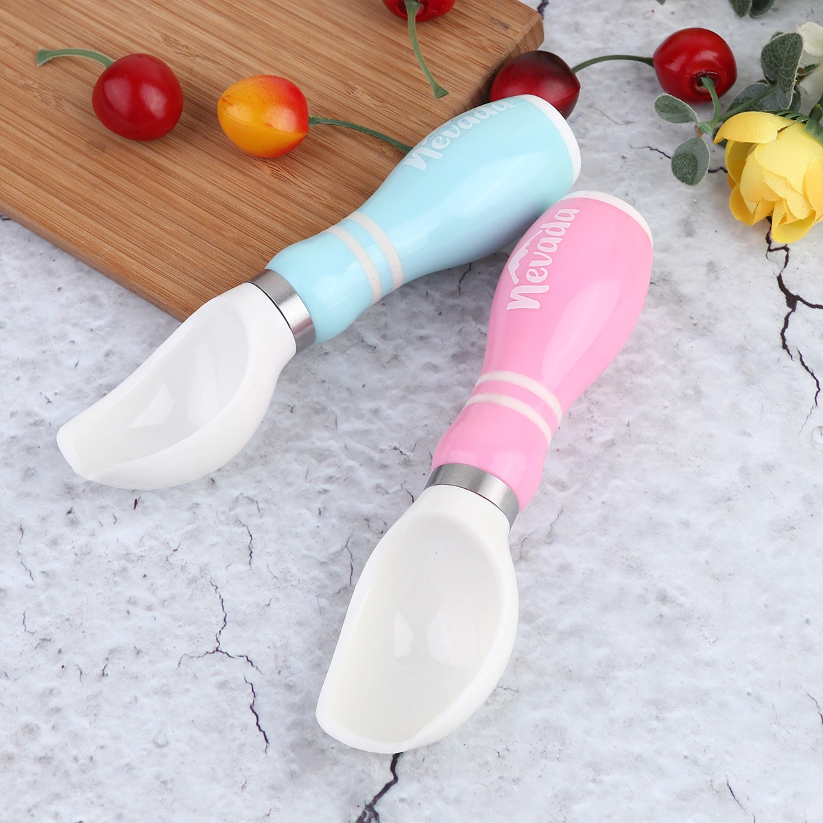 2pcs Ice Cream Scoops Fruit Digging Spoon Melon Baller Kitchen Gadget Fruit Scoop (Random Color)