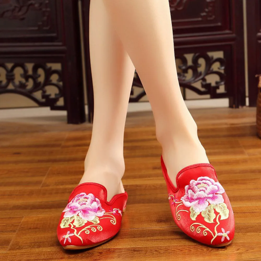 1 Pair Ethnic Style Embroidery Slippers Fashion Slippers for Women (Size 38)