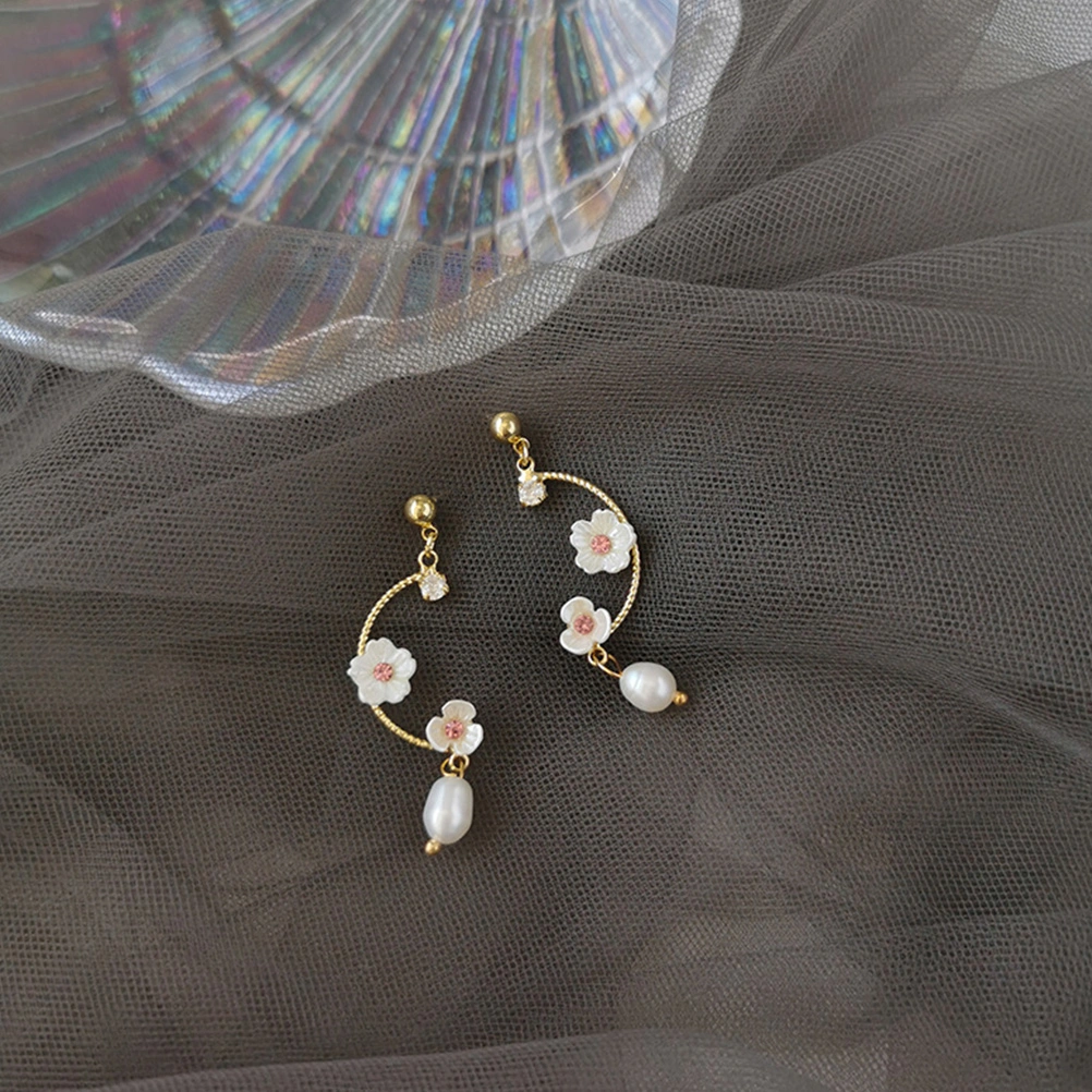 1 Pair of Fashion Ear Dangler Chic Eardrop Alloy Ear Decors for Ladies