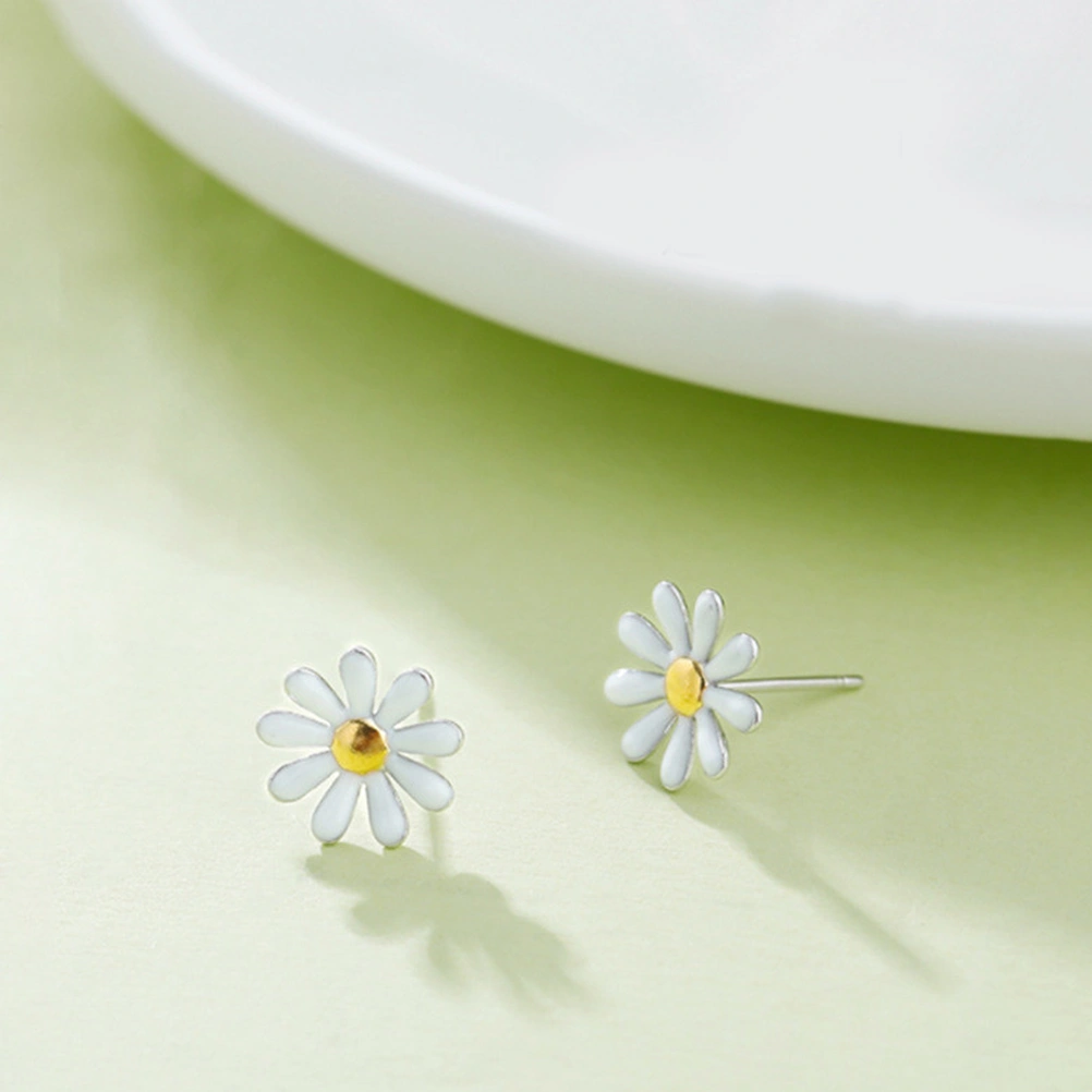 1 Pair Fashionable Daisy Stud Earrings Small Stud Earrings Hypoallergenic Earrings