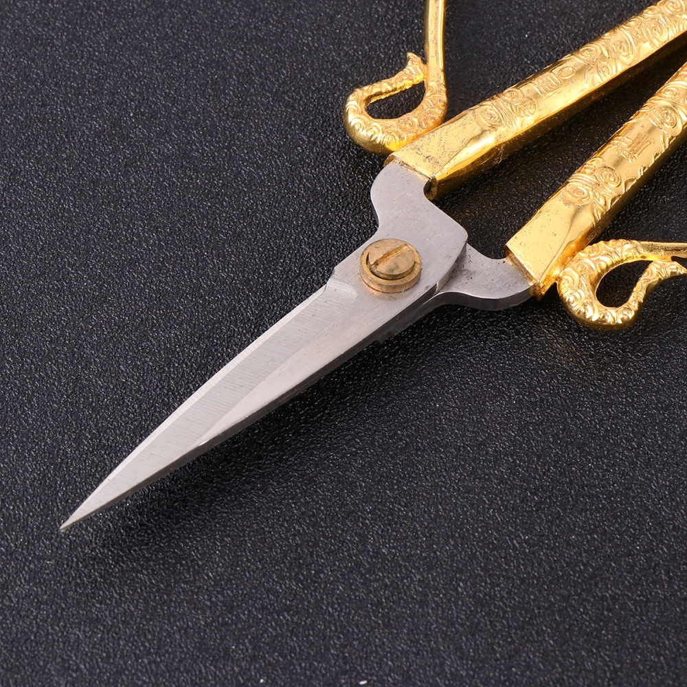 1Pc Auspicious Clouds Pattern Scissors Wedding Shears Vintage Style Scissors for Embroidery Gift Paper (Golden)