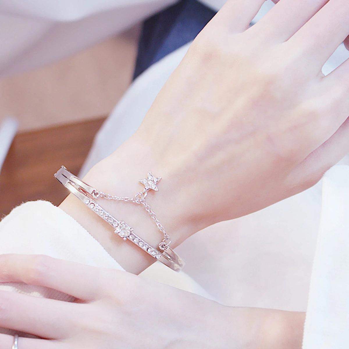 Creative Star Bracelet Alloy Crystal Hand Chain Jewelry Vintage Bracelet for Women Girls Ladies (Silver)