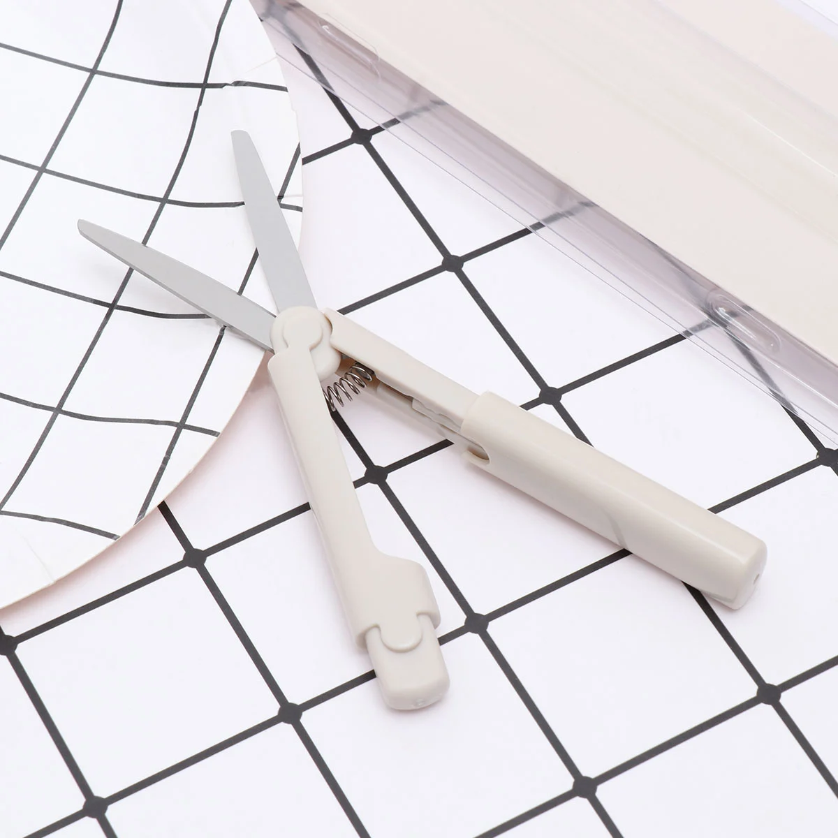 Portable Foldable Scissors Safety Folding Scissors  Pocket Travel Stationery for Scrapbook Paper Crafts DIY Random Color