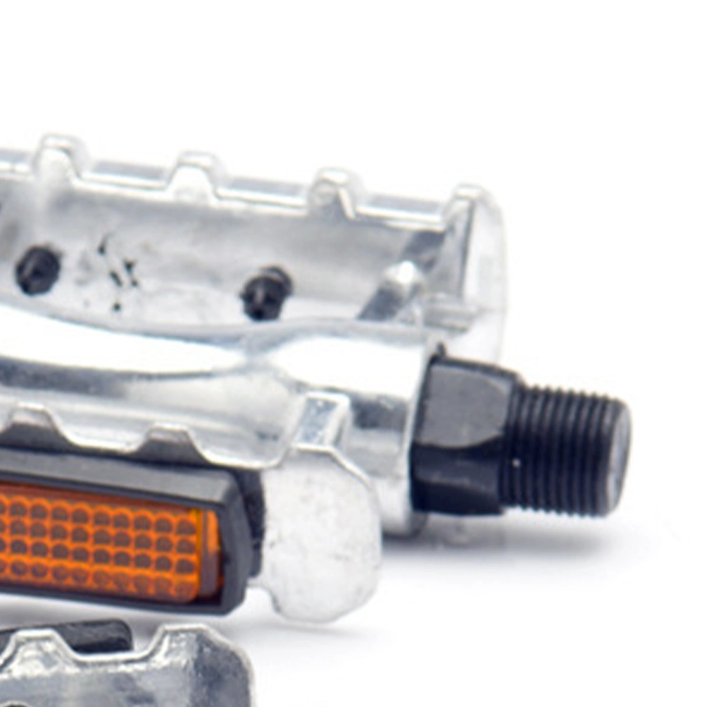 1 Pair of Aluminum Alloy Mountain Bike Pedal with Anti-slip Spike Pedal Bike Accessory (Silver)