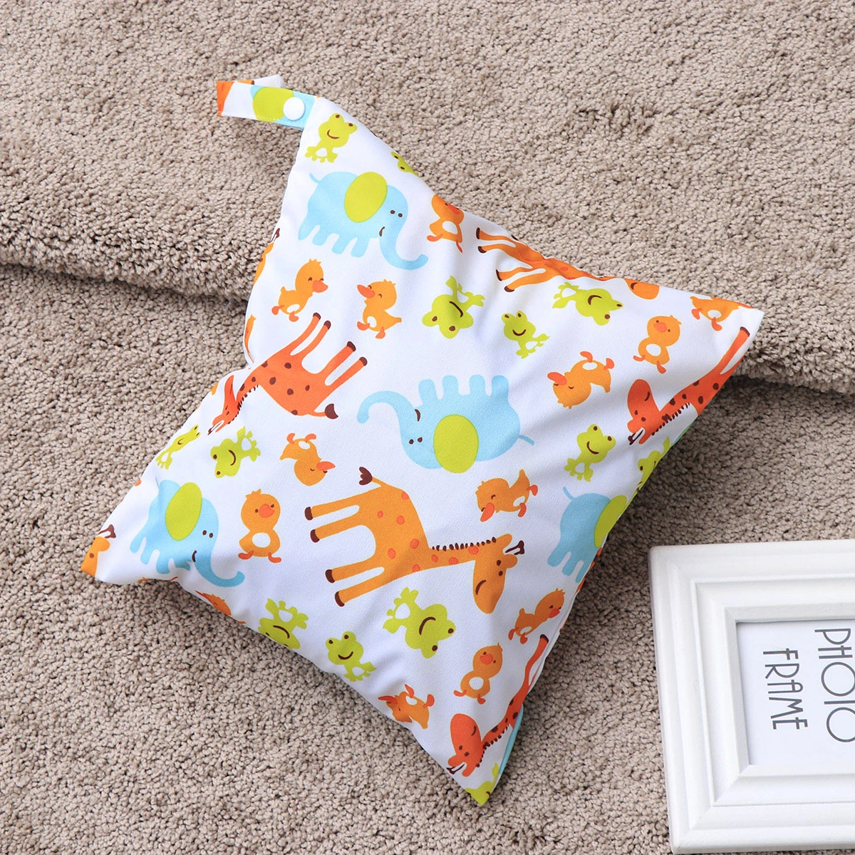 Giraffe Animal Pattern Washable Reusable Waterproof Zippered Baby Cloth Diaper Nappy Bag Wet Dry Bag Tote with Snap Handle (White)