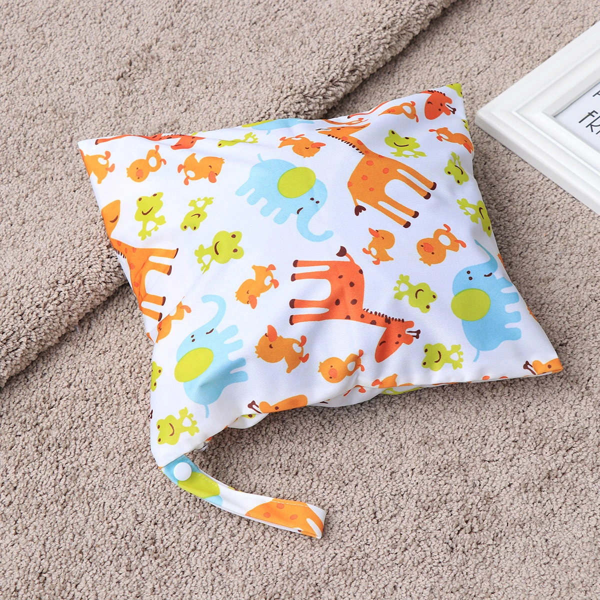 Giraffe Animal Pattern Washable Reusable Waterproof Zippered Baby Cloth Diaper Nappy Bag Wet Dry Bag Tote with Snap Handle (White)