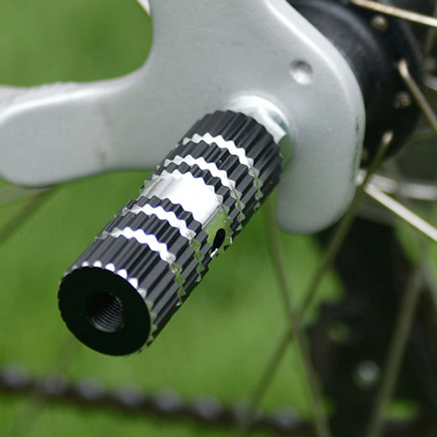 1 Pair Anti-slip Groove Strong Load-bearing High Hardness Bike Rear Pedals Aluminum Foot Rest Pegs Bike Accessories