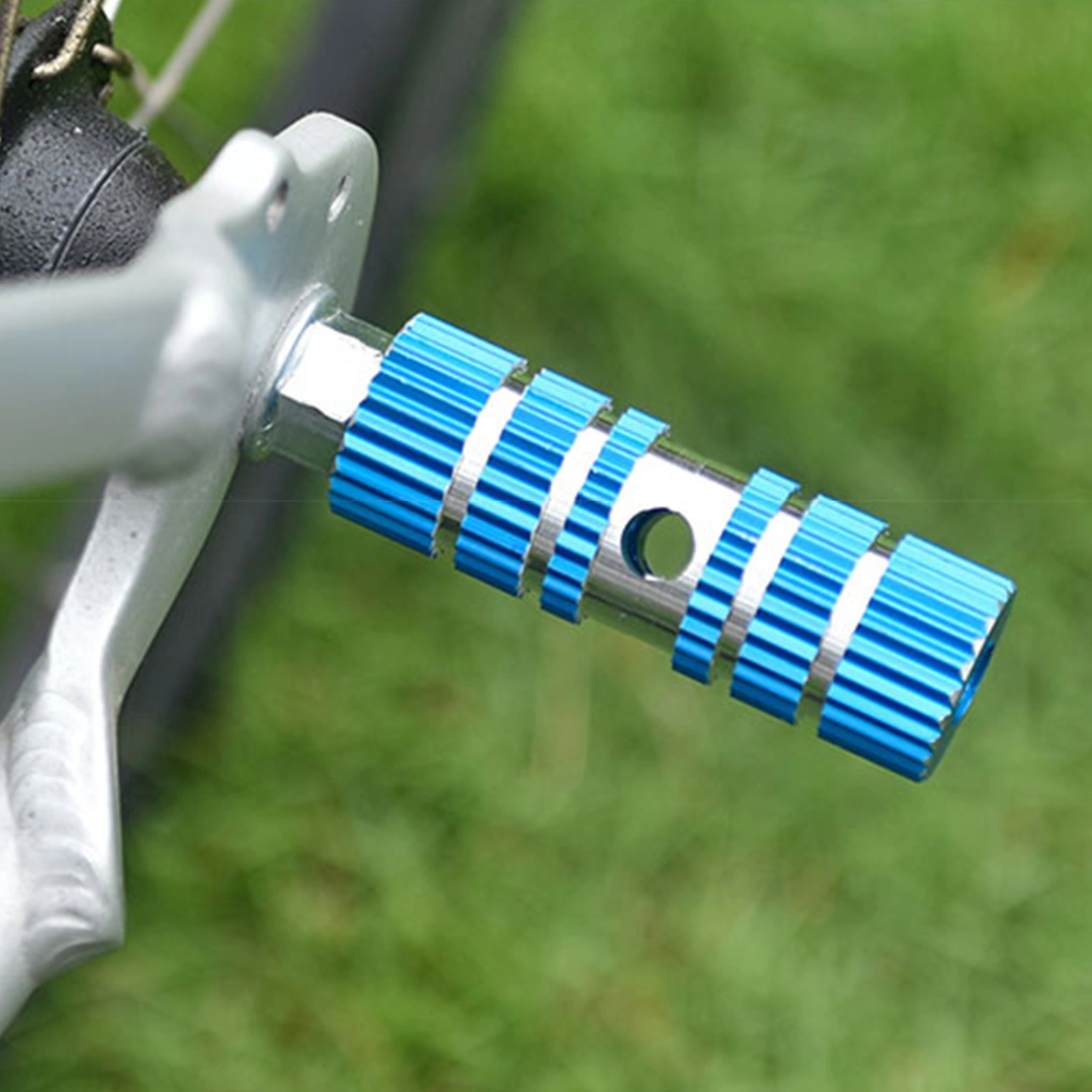 1 Pair Anti-slip Groove Strong Load-bearing High Hardness Bike Rear Pedals Aluminum Foot Rest Pegs Bike Accessories