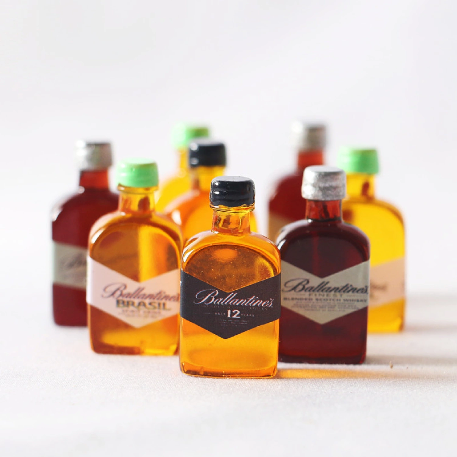 3Pcs/Set Miniature Whiskey Bottles Bright Color Home Decor Compact Dollhouse Mini Wine Bottle for Entertainment