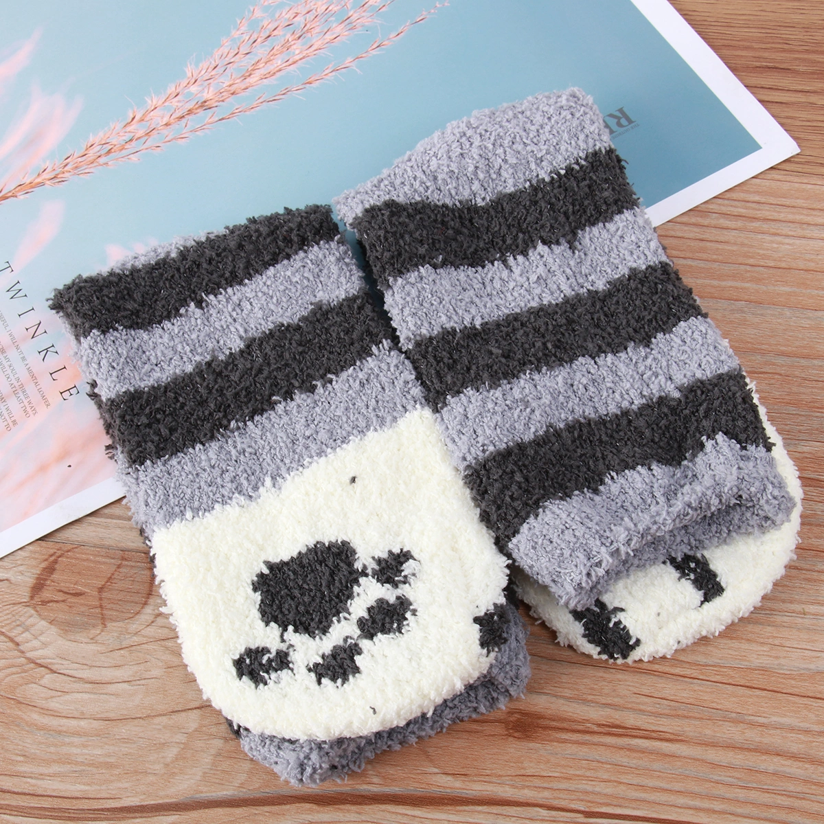 2 Pair Thicken Coral Fleece Middle Tube Cat's Claws Pattern Socks Warm Floor Socks Fluffy Sleep Bed Socks (Random)