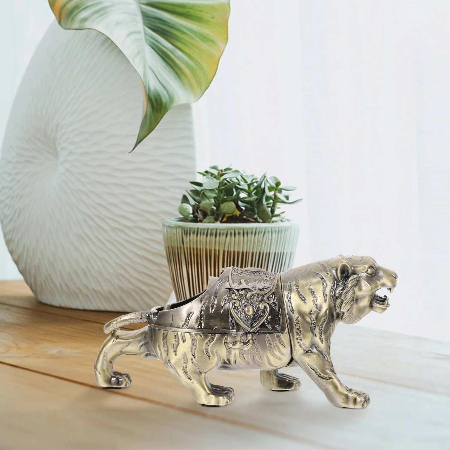 1pc Exquisite Tiger Modeling Lidded Ashtray Indoor Use Ashtray Container