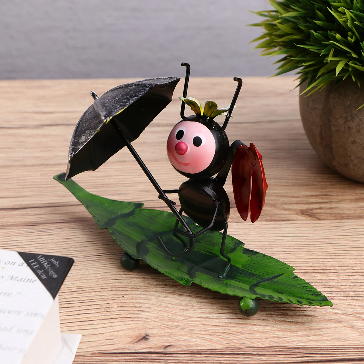 2pcs Iron Handicrafts Decoration Modern Fashion Accessories Lady Beetle and Ant Crafts Exquisite Black Ornaments for Wedding Room New Home with Umbrella (Random Style)