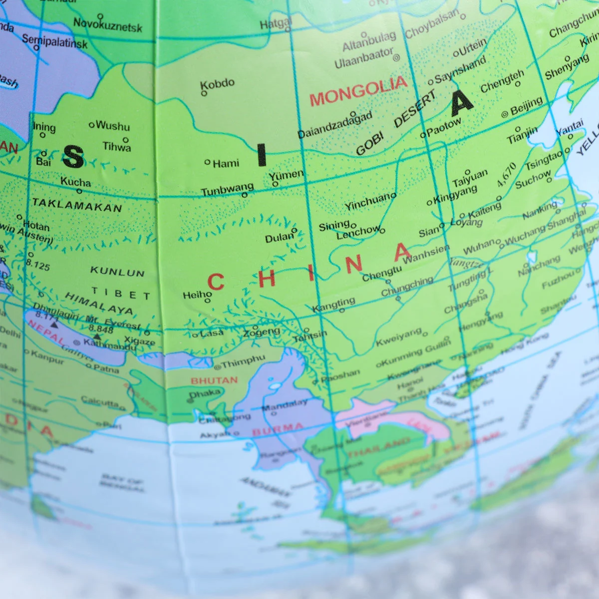 30CM English Version PVC Water Ball Globe Map Pattern Inflatable Elastic Beach Ball for Swimming Pool Sea Beach (Hand Pump, Random Color)