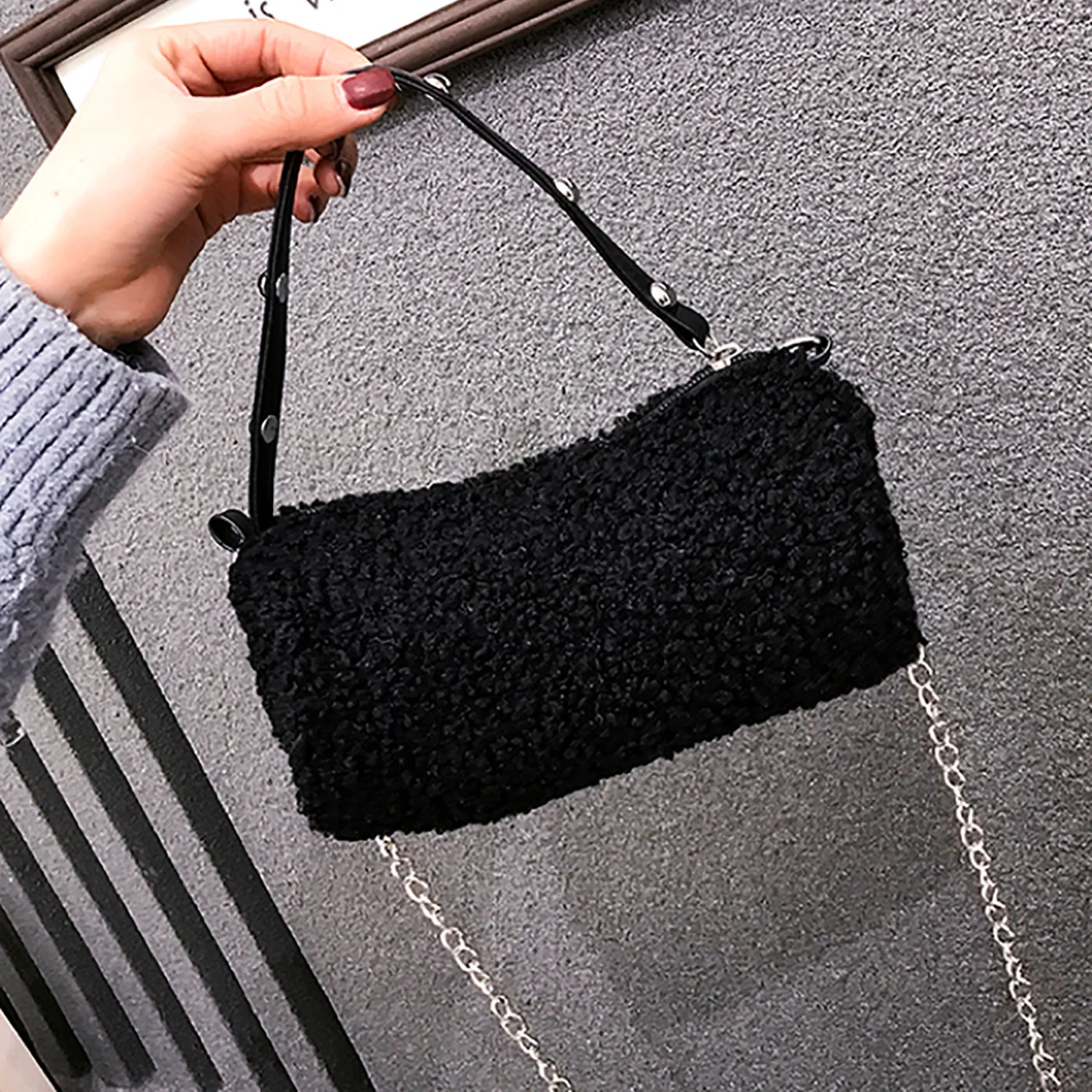 1Pc Fashion Plush Bucket Bag Stylish Rivet Portable Crossbody Bag Women Messenger Bag Handbag for Autumn Winter (Black)