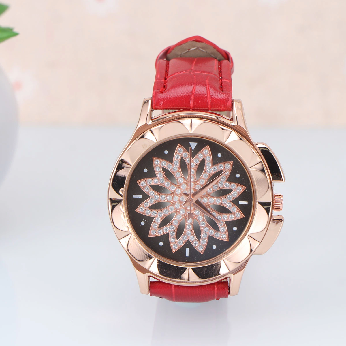 Women Fashionable Rhinestone Watch Elegant Alloy Quartz Wristwatch Symbol Beautiful Watch Jewelry for Ladies (Red)