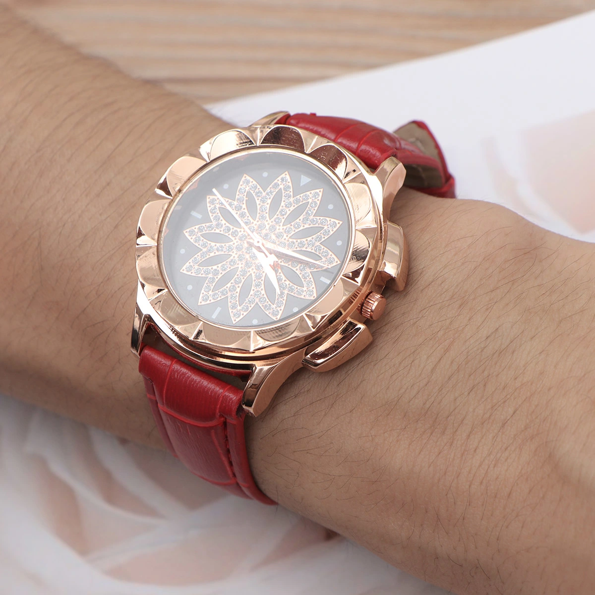 Women Fashionable Rhinestone Watch Elegant Alloy Quartz Wristwatch Symbol Beautiful Watch Jewelry for Ladies (Red)