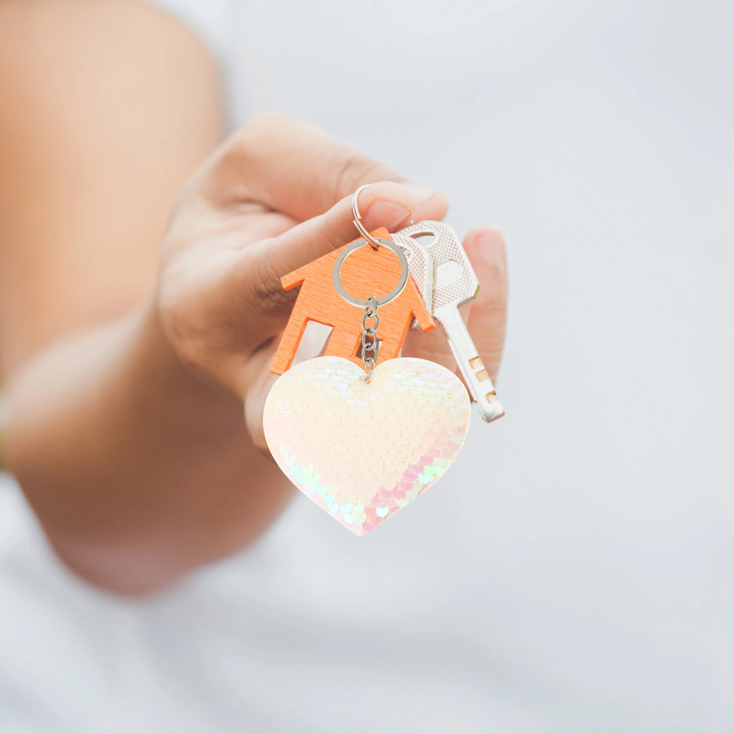 5pcs Heart Shaped Keychain Decors Fashion Shiny Pendants Party Gifts Sequined Hanging Ornament for Birthday Carnival Assorted Color