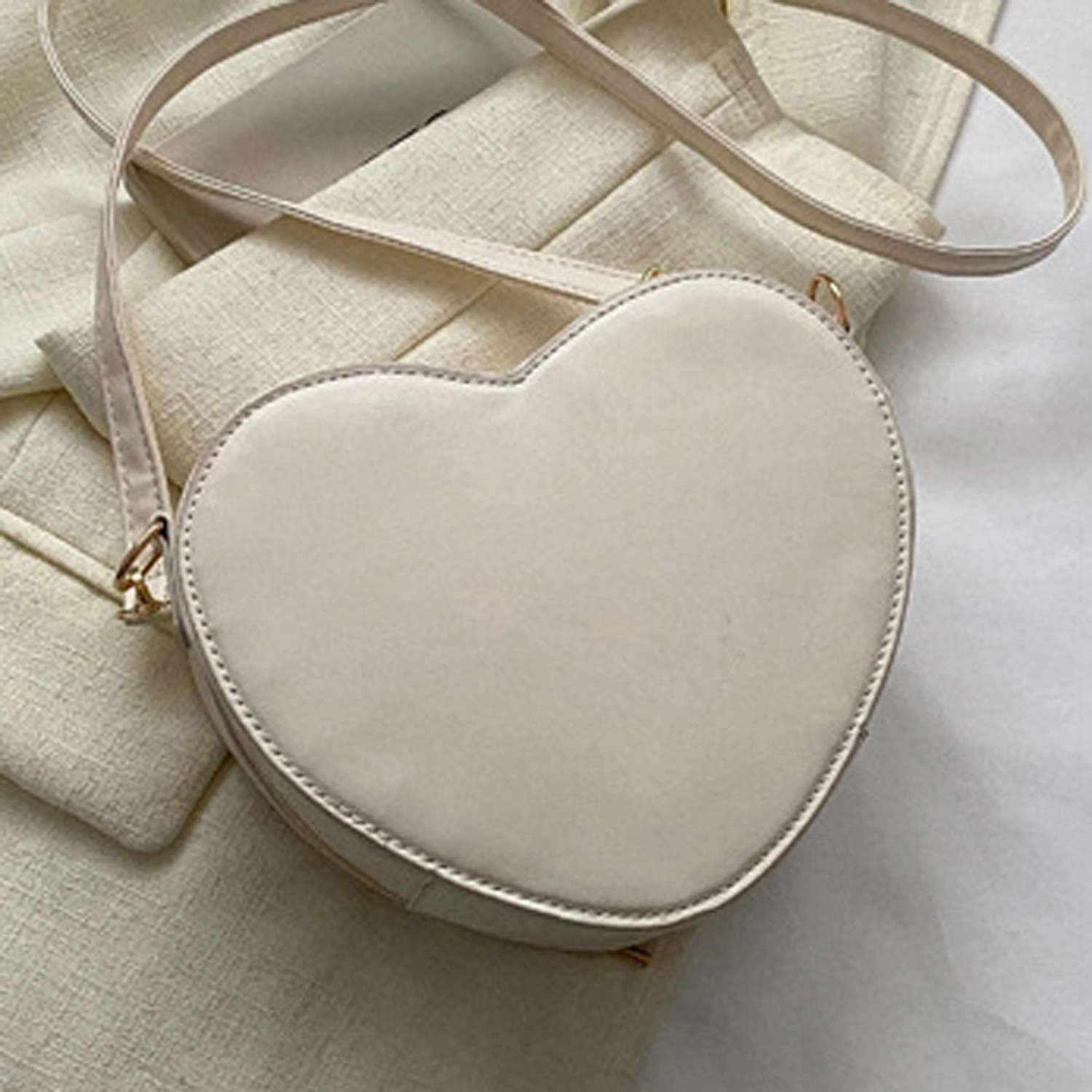 Women Heart Crossbody Bag Straw Shoulder Bag Handbag for Travel