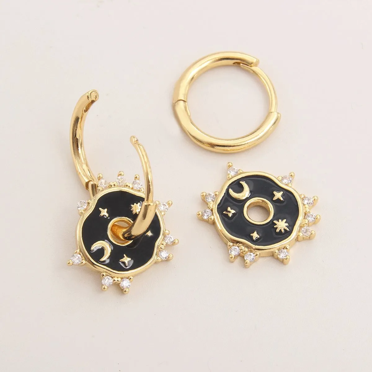 Moon XINGX Vintage Openable Earrings