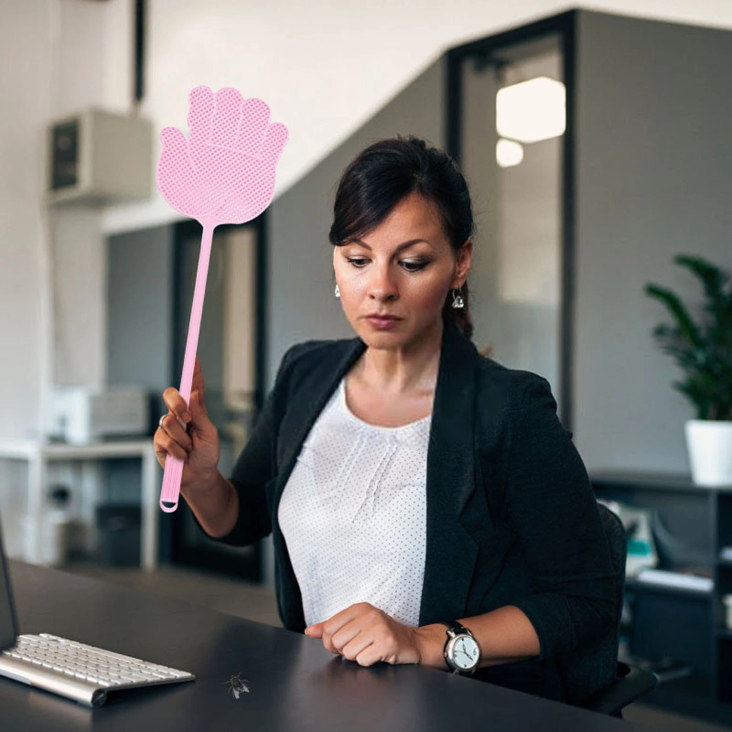 Fly Swatter, Funny Hand Shape Long Handle Fly Shatter for Home Office