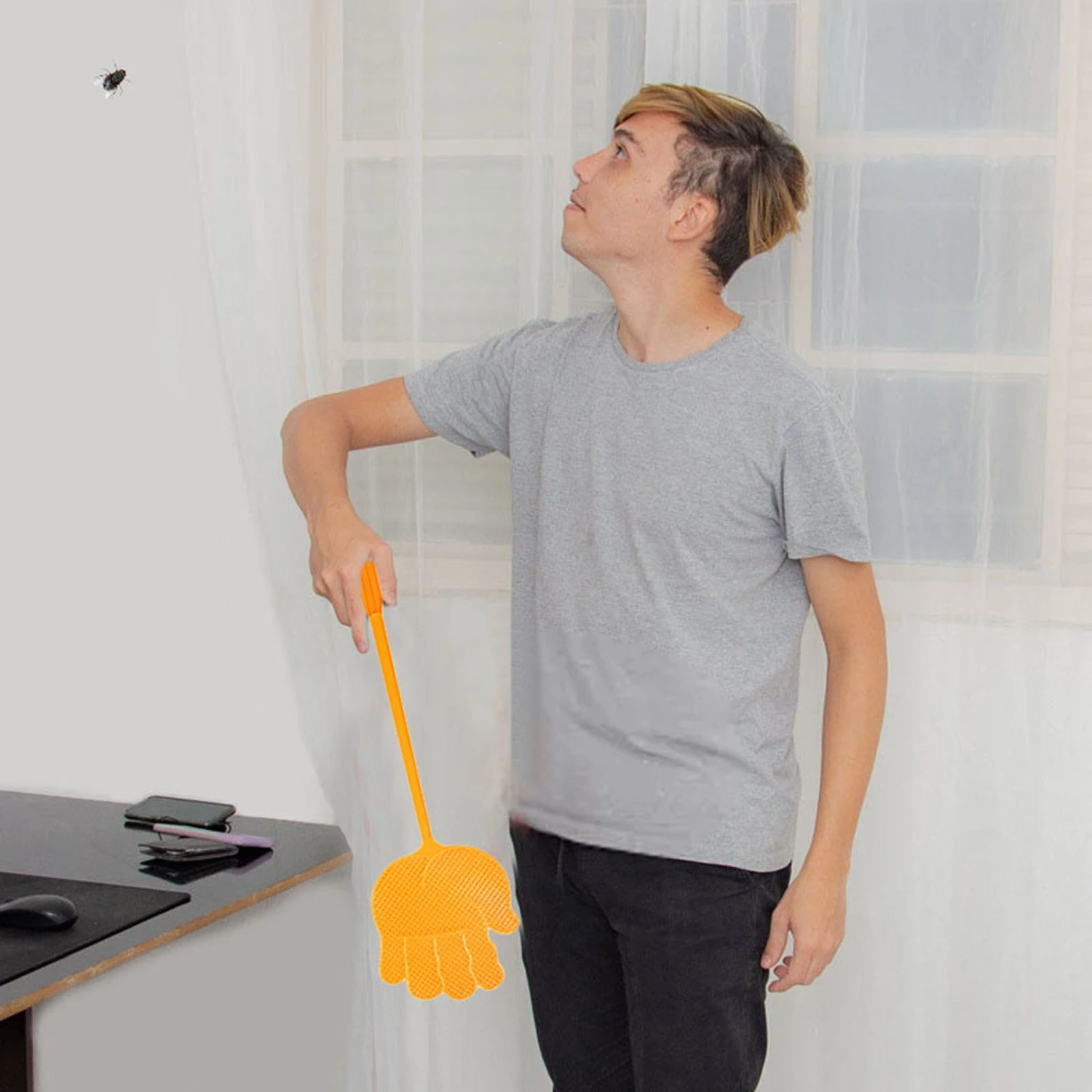 Fly Swatter, Funny Hand Shape Long Handle Fly Shatter for Home Office