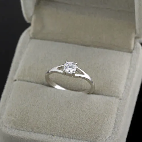 Ladies Ring Small Shiny Diamond Inlaid Four Claw Design Ring
