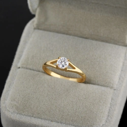 Ladies Ring Small Shiny Diamond Inlaid Four Claw Design Ring