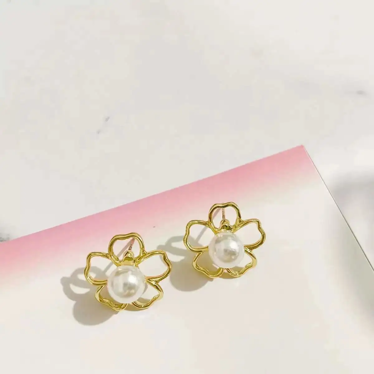 Vintage Pearl Flower Stud Earring Lightweight Alloy Earrings for Women