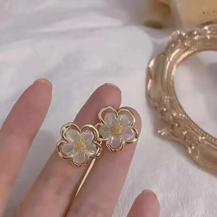 Vintage Pearl Flower Stud Earring Lightweight Alloy Earrings for Women