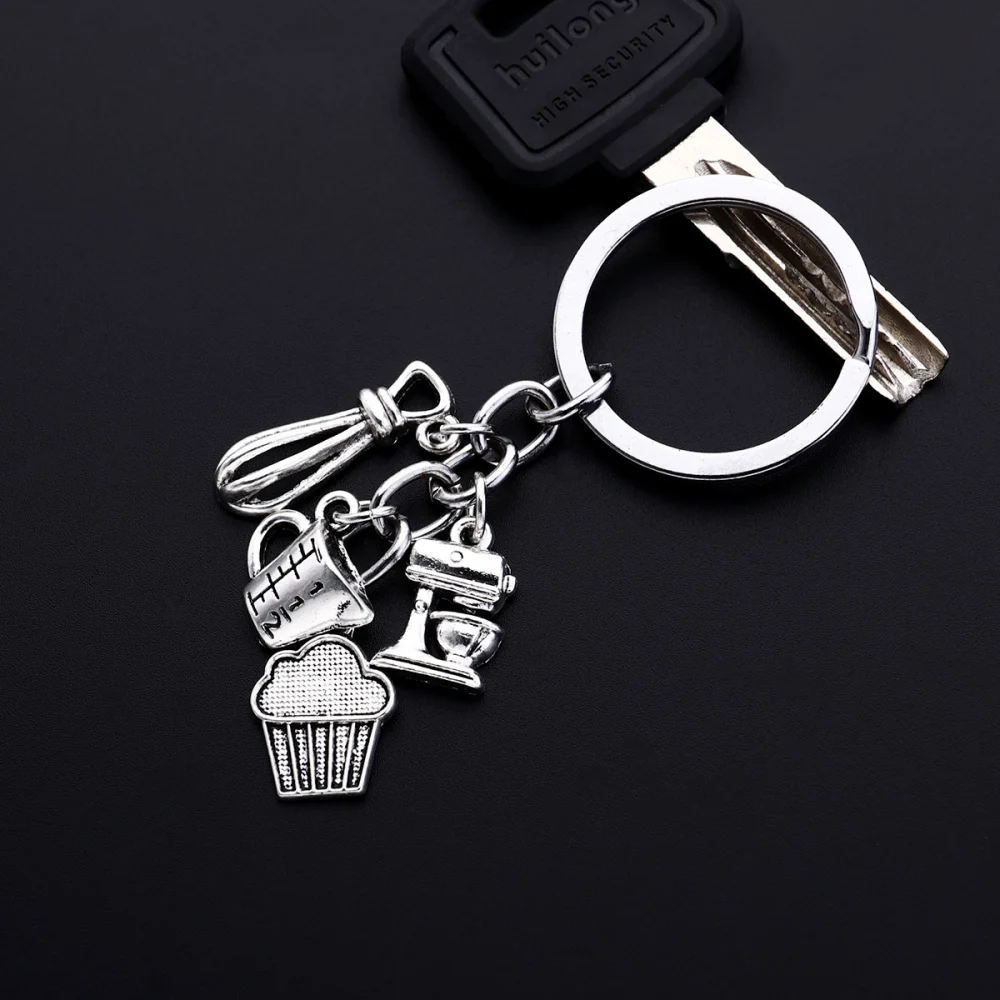 2pcs Cake and Whisk Design Keychains Baking Theme Key Rings Pendant Key Holder Craft Ornaments Gift for Car Key Bag Decor