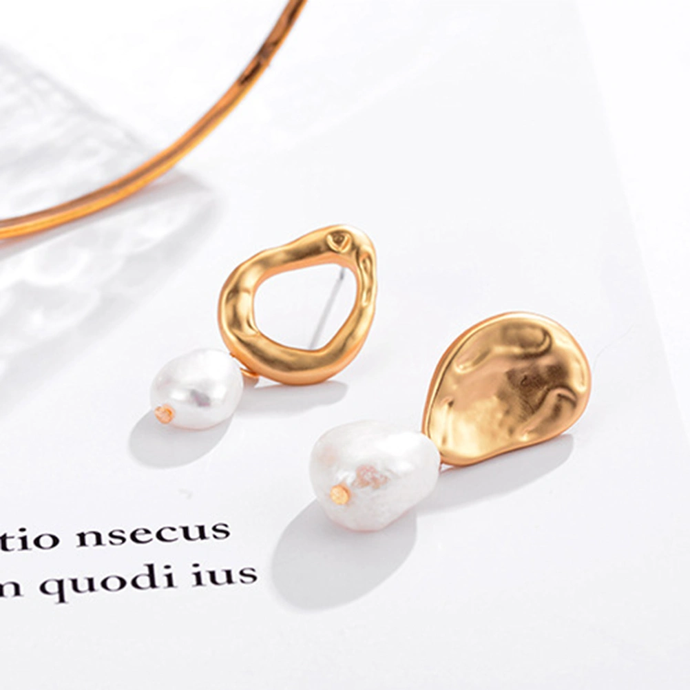 A Pair of European and American Earrings Natural Vintage Freshwater Pearl Eardrop fashion Dangler for Women (Steel Needle)