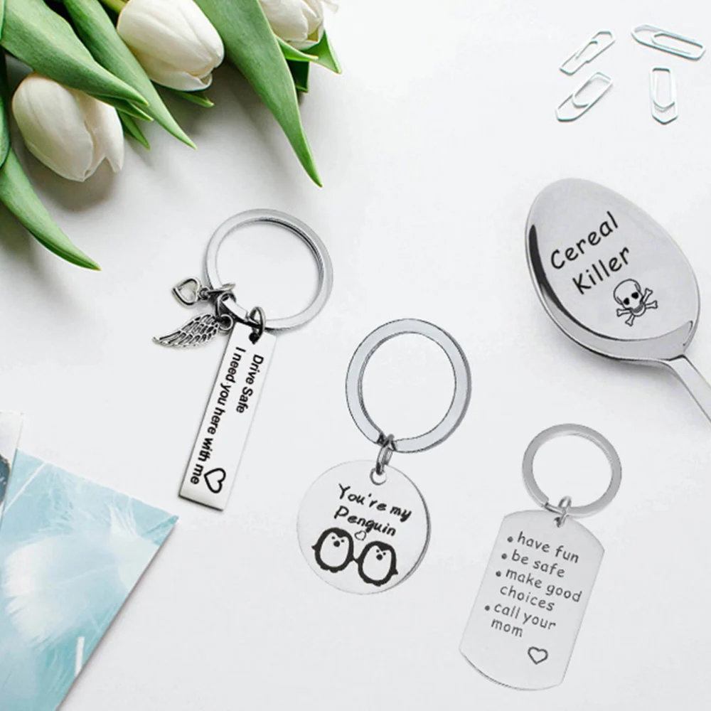 2Pcs  Graduation Keychains Meaningful Key Holder Creative Key Ring Key Decoration Small Gift for Boys Girls Students(Silver)