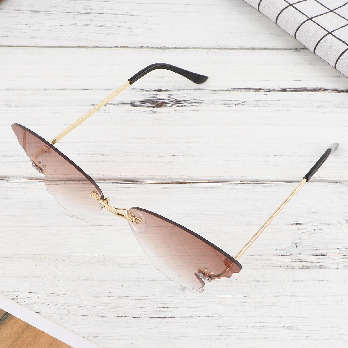 1Pc Lovely Pattern Sun Glasses Funny Sunglasses Outdoor Sunshades Glasses for Kids Wearing (Gradient Tea)