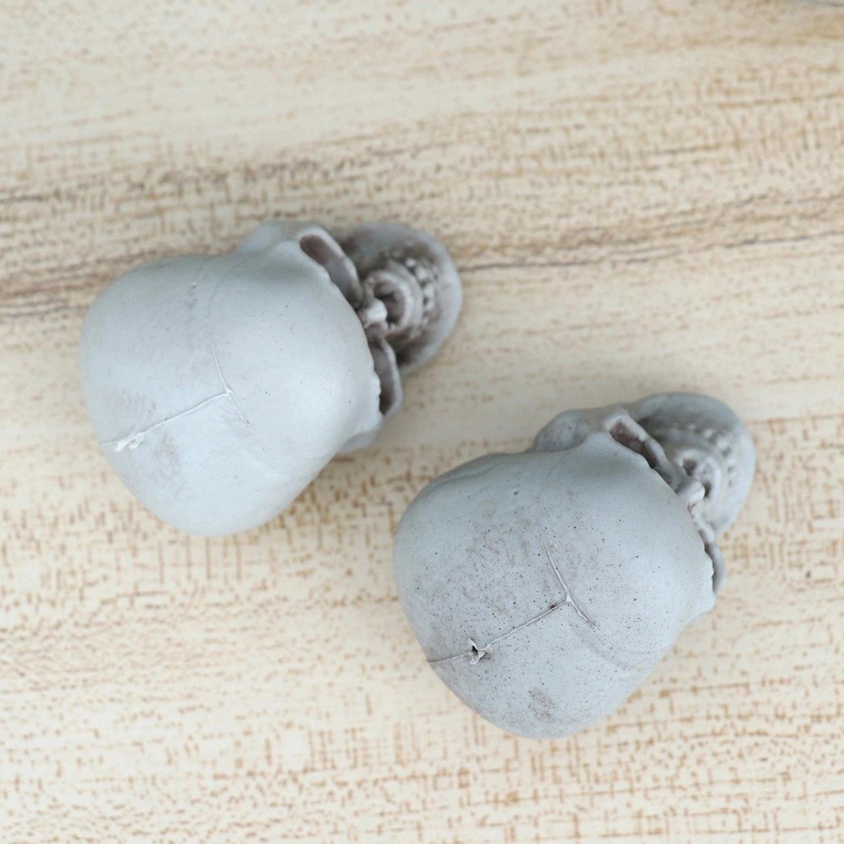 2pcs Halloween Scary Simulation Skull Decor Mini Plastic Skull Skeleton Props for Bar Haunted House Roombreak Party