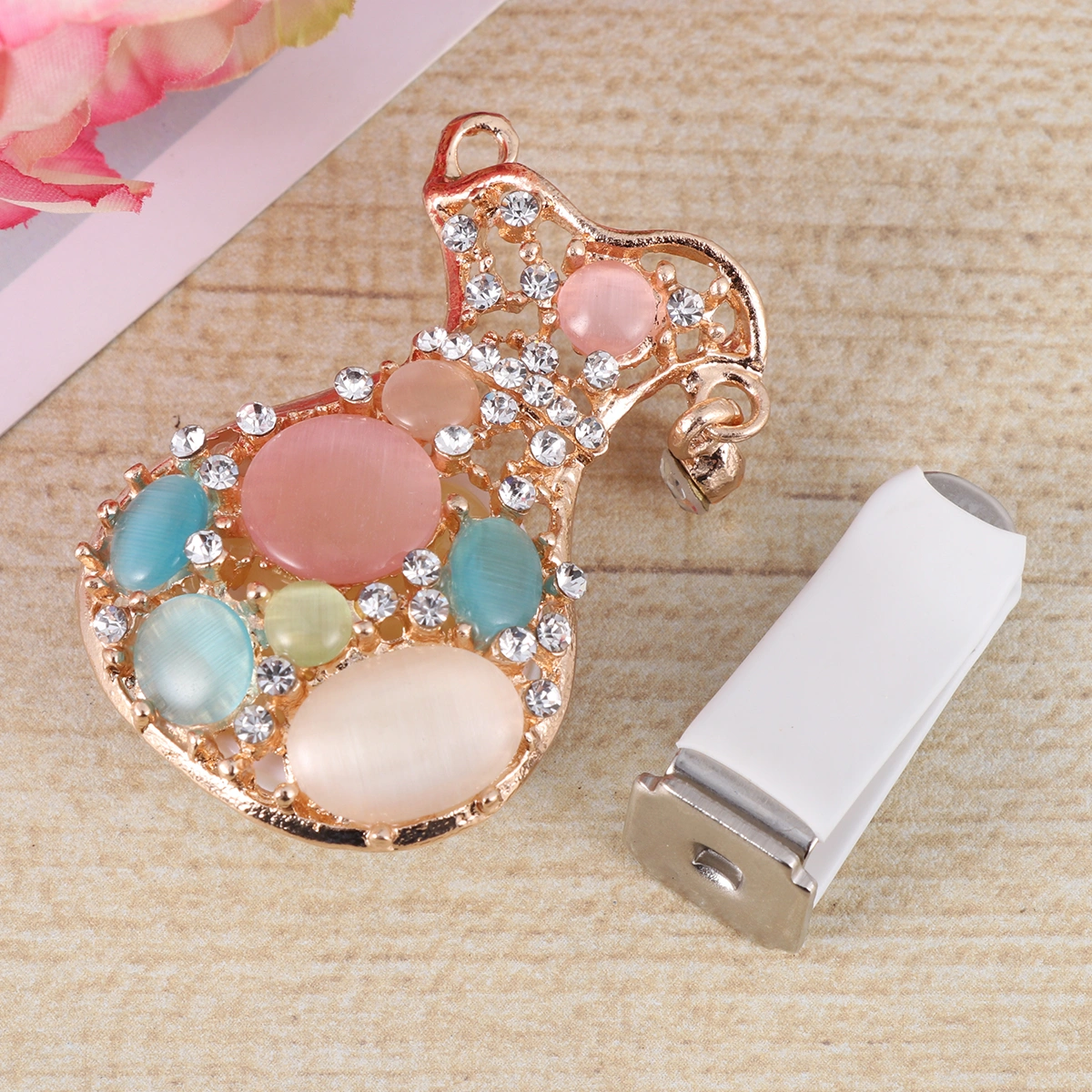 Crystal Car Perfume Clip Fashion Rhinestone Purse Shape Aromatherapy Diffuser Perfume Vent Clip Charms Auto Dashboard Sparkling Interior Decoration Gift with Random Cotton Pad