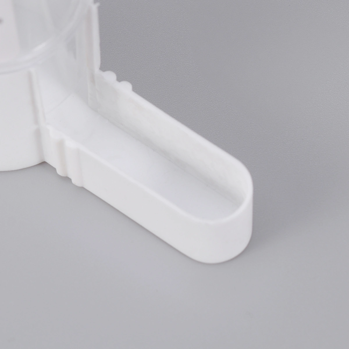 65ML Bird Parrot Feeding Cup Long Feeder Food Box Parrot Toy Bird Supplies Parrot Food Animal Parrot Food Feeding Portable Feeder Cup (Random Color)
