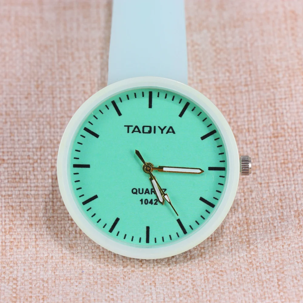 Silicone Watch Luminous Woman Silicone Watch Simple Sports Watch Fashion Woman Watch (Green)