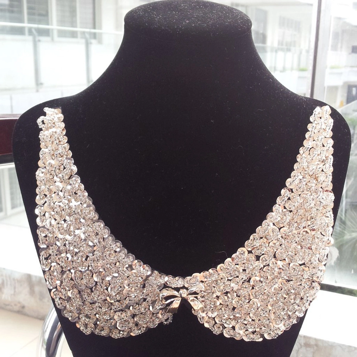 Fashion Women's Ladies Crystal Sequins Bowknot Decor False Collar Short Necklace Clavicle Chain Choker (Beige)