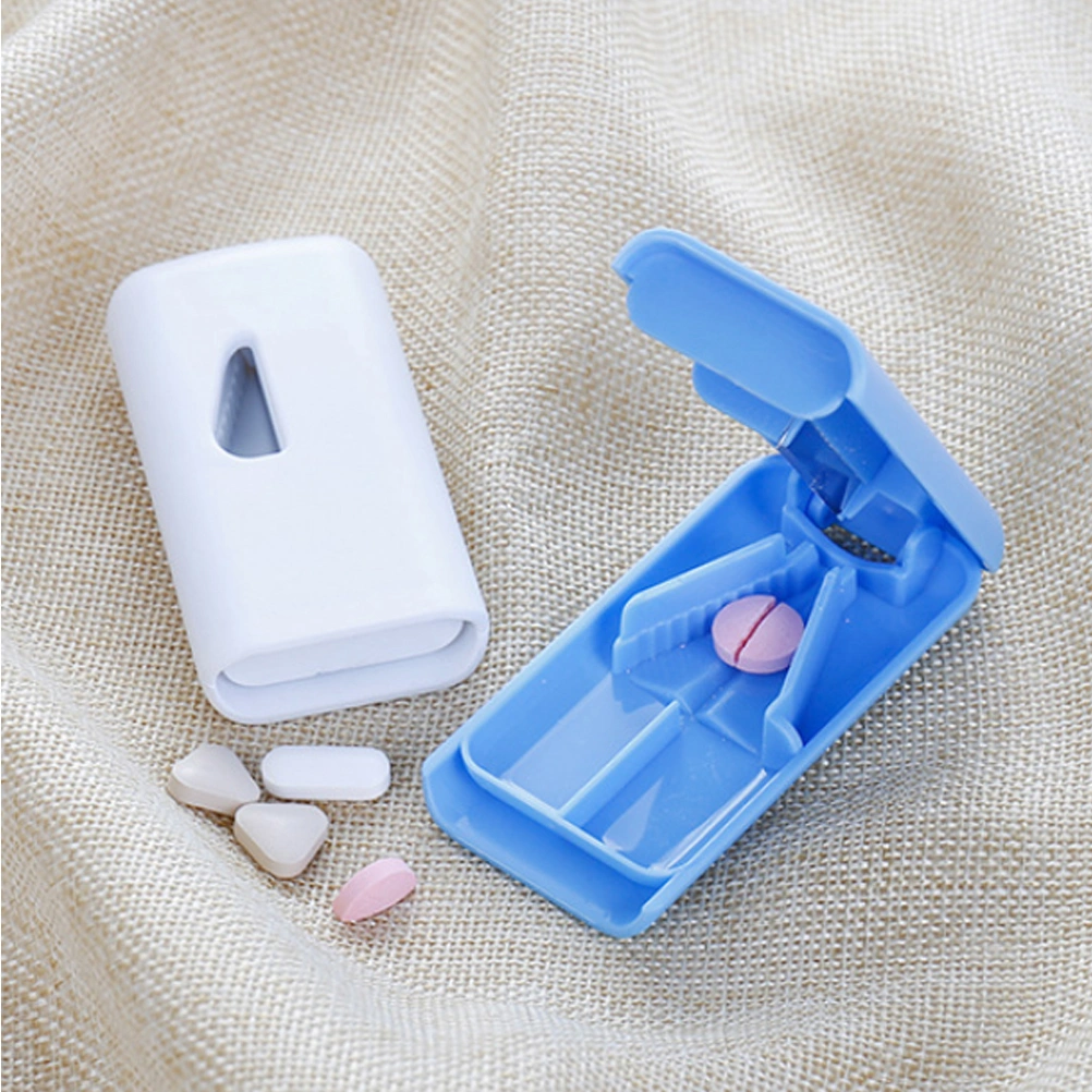 Plastic Portable Pill Cutter Organizer Pill Splitter Case Container for Elderly Patients (Random Color)