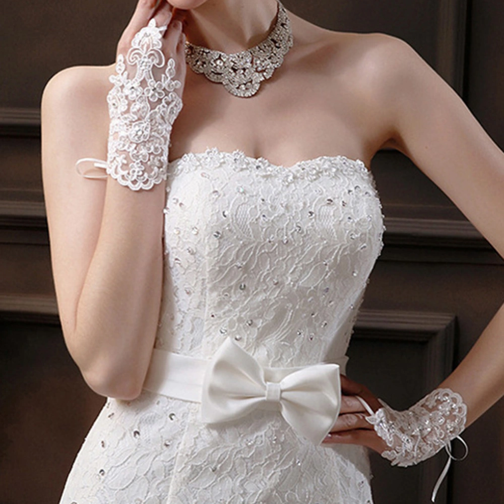 1pair New Fashion Lace white Fingerless Short Paragraph Diamond Lace Gloves(White)