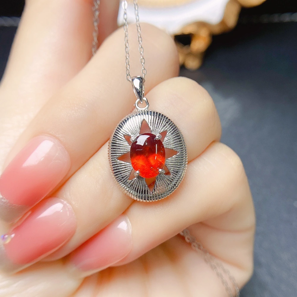 Natural  Garnet Pendant S925 Silver Inlaid Main Stone