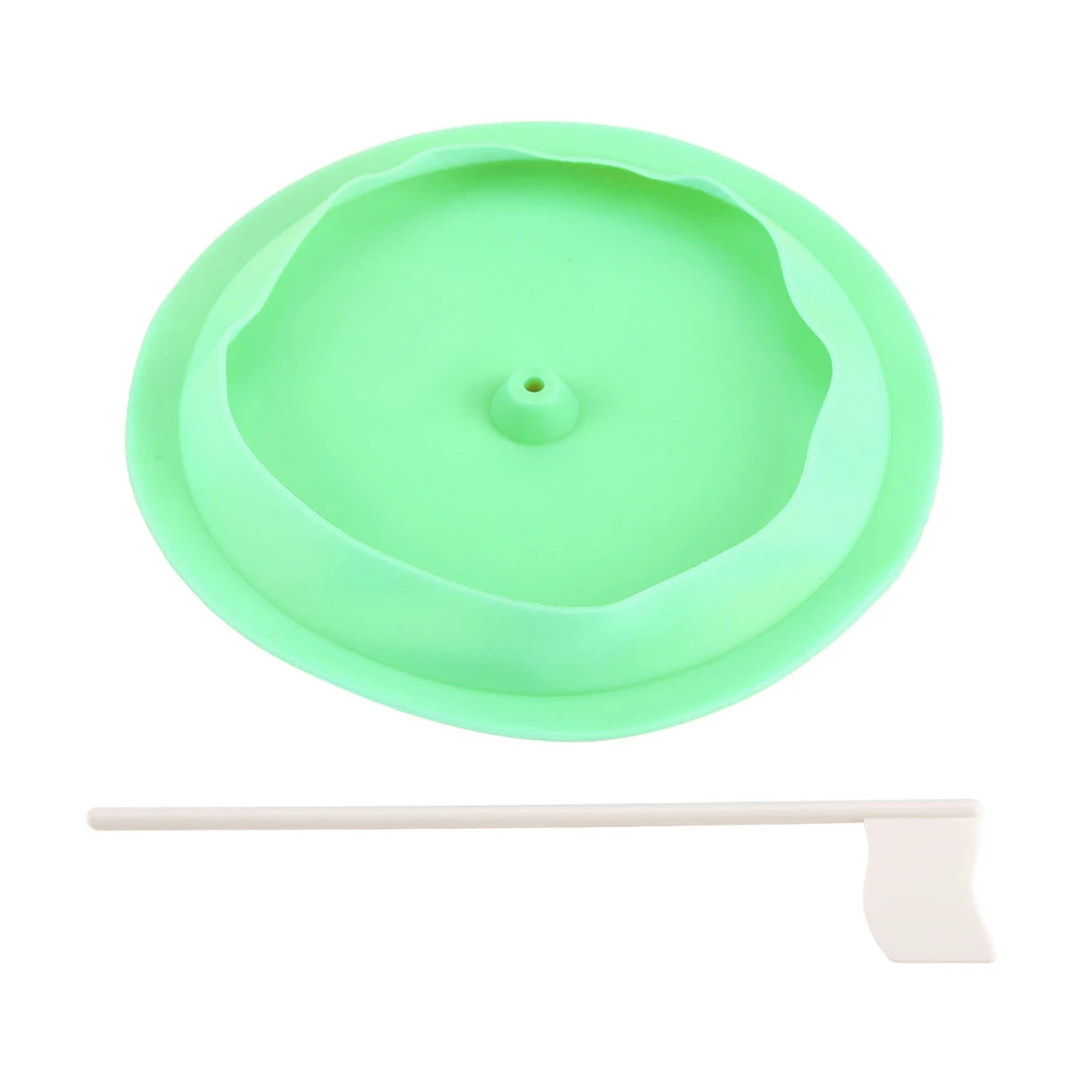 BuyWeek Golf Putting Hole Cup Silicone Upper Rim Golf Training Tool with Plastic Flag for Indoor Outdoor Green