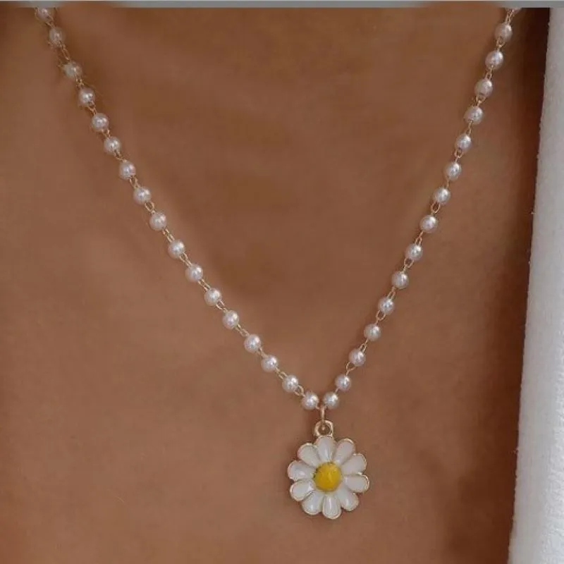 New Fashion Imitation Pearl Daisy Choker Necklace Elegant White Flower Pendant Necklaces for Women Jewelry Gifts