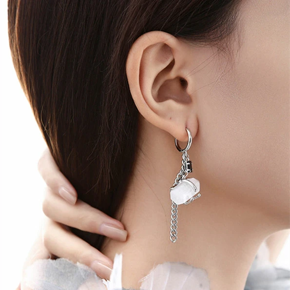 Women's Fashionable Elegant Ice Crystal Ore Chain Ear Clip