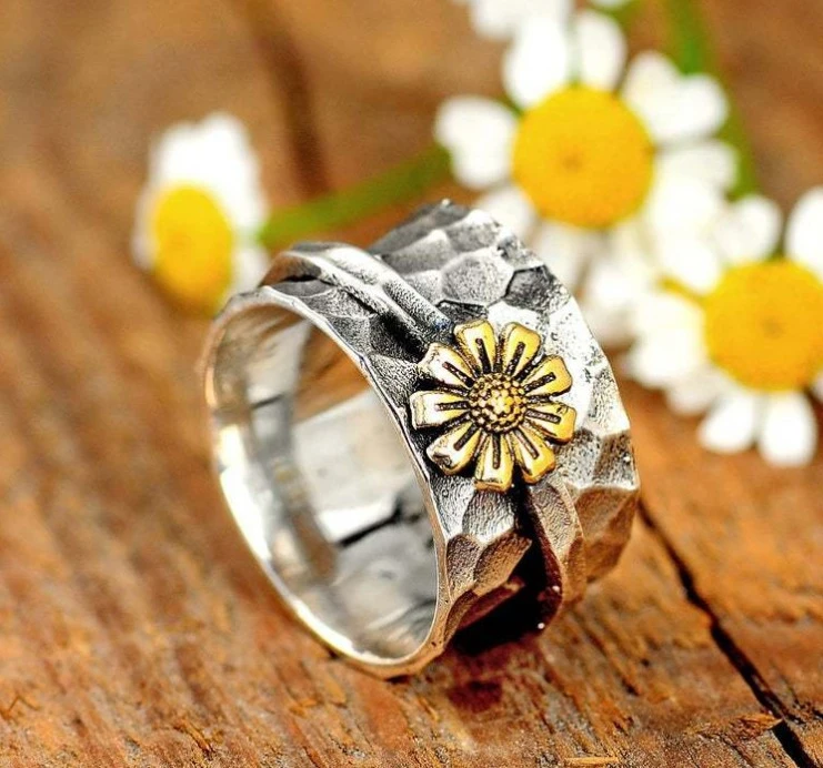 Personality Turnable Ring Small Daisy Color Separation