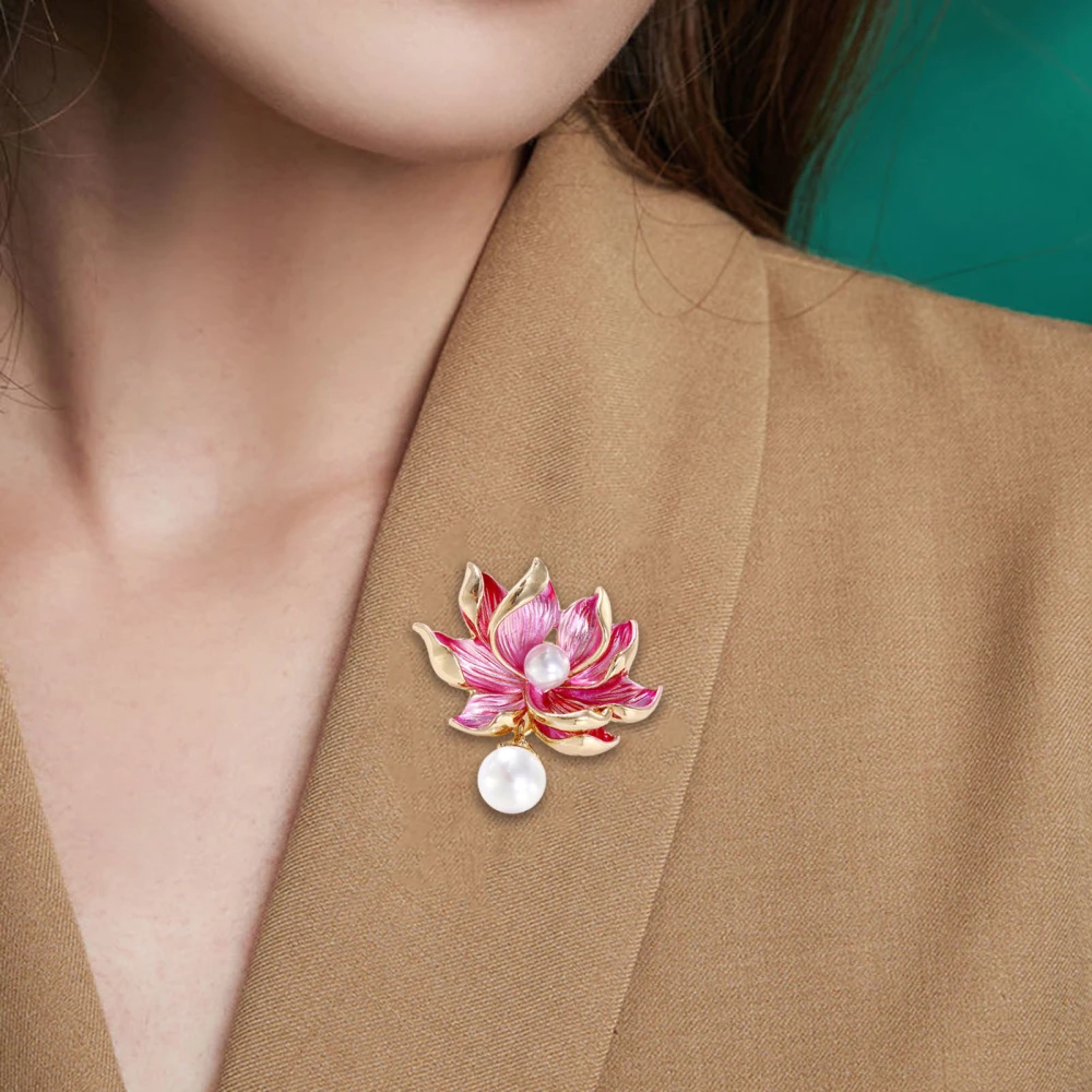 Women Brooch Lotus Flower Shape Faux Pearl Decor Contrast Color Realistic Flower High-end Luxury Lady Party Prom Clothes Pin Jewelry Decor 