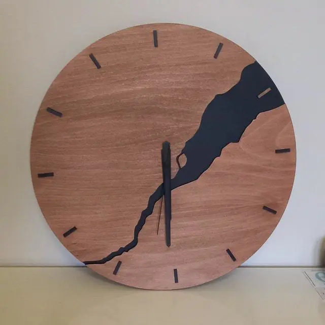 Creative Crack Simple Wooden Wall Clock