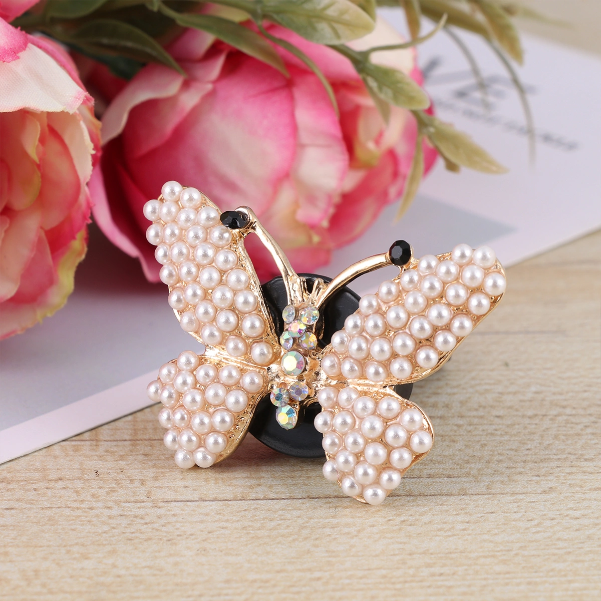 Artificial Pearl Shape Car Perfume Clip Fashion Rhinestone Aromatherapy Diffuser Perfume Vent Clip Charms Auto Vehicle Inner Dashboard Sparkling Decoration Gift with Random Cotton Pad