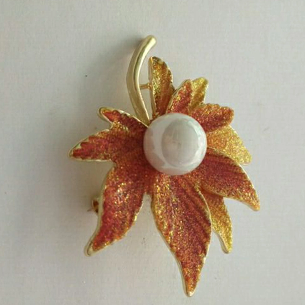 Maple Leaf Pearl Breast Pin Fashion Alloy Material Elegant Women Floral Pearl Brooches (Pattern 3)