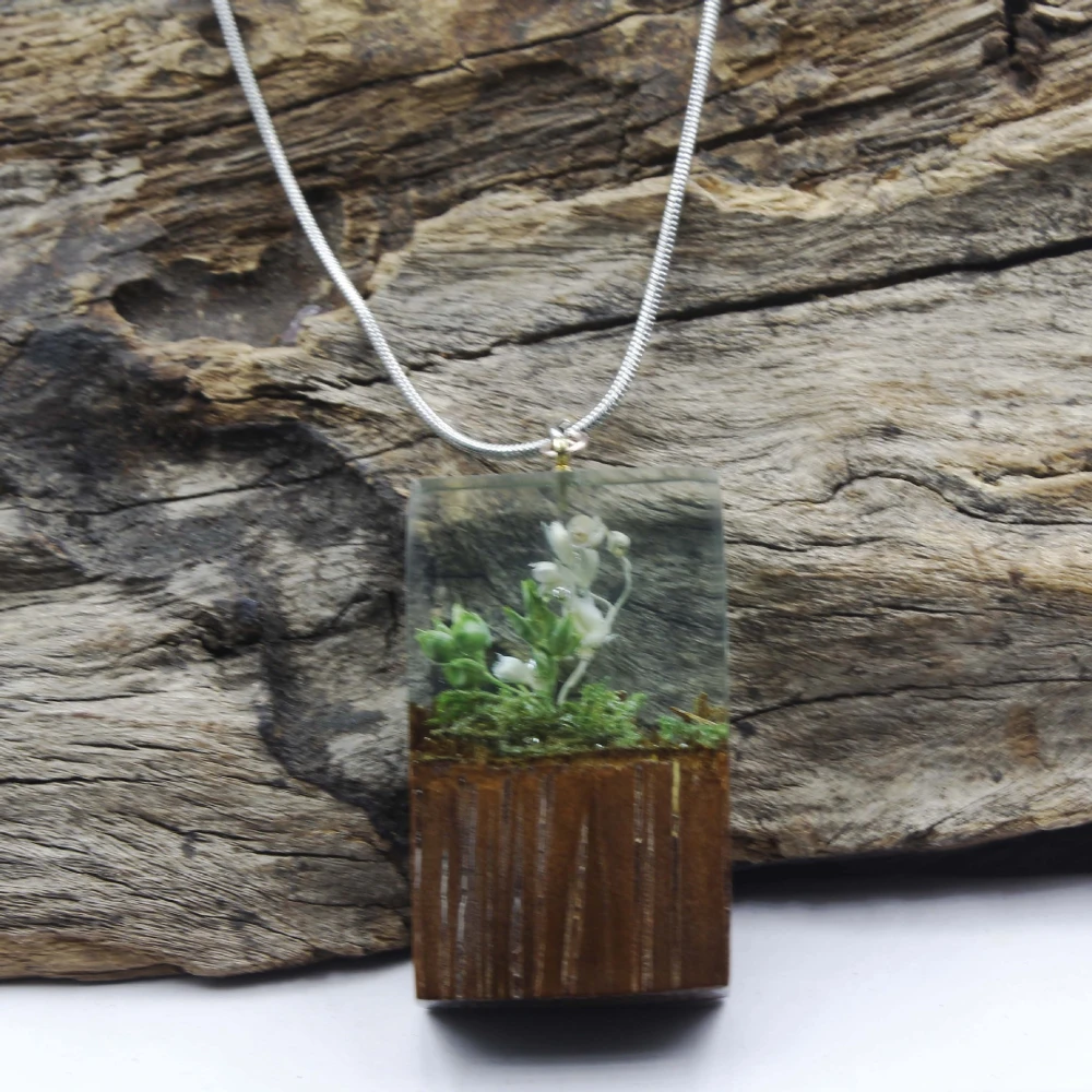 Spring Returns Snow-style Dried Flower Necklace